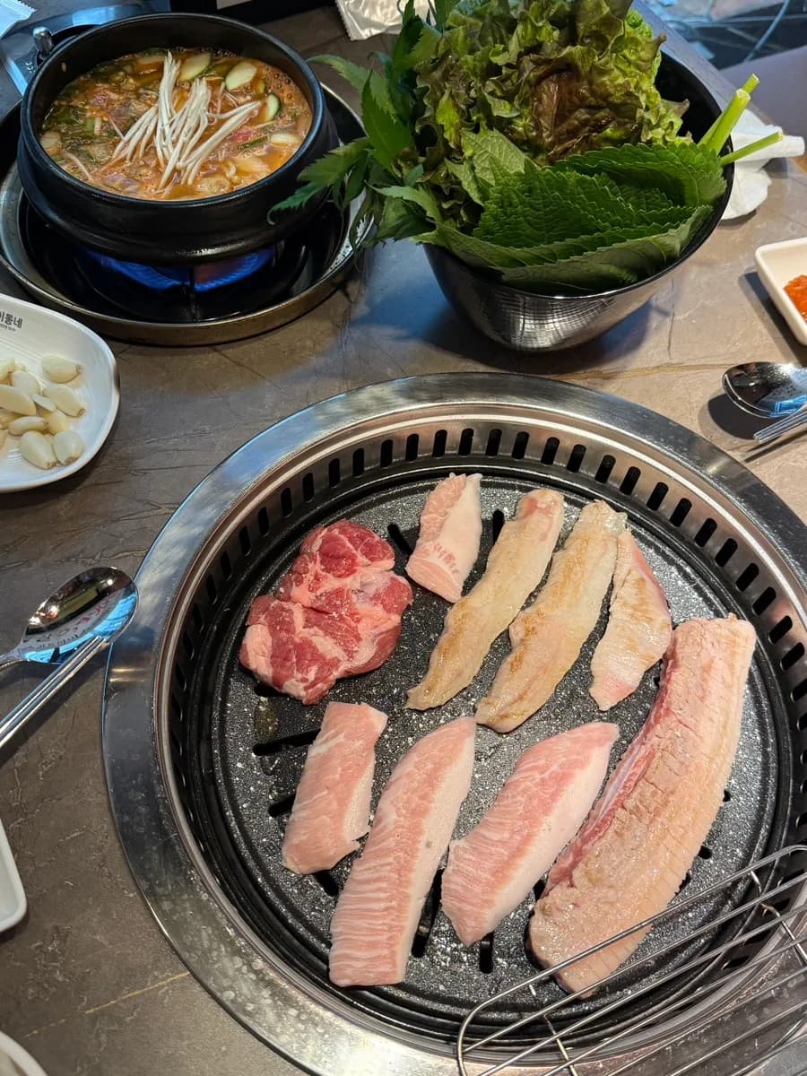 Makapal na samgyeopsal at malalaking hangjeongsal para sa pag-ihaw sa Geobuki Dongne