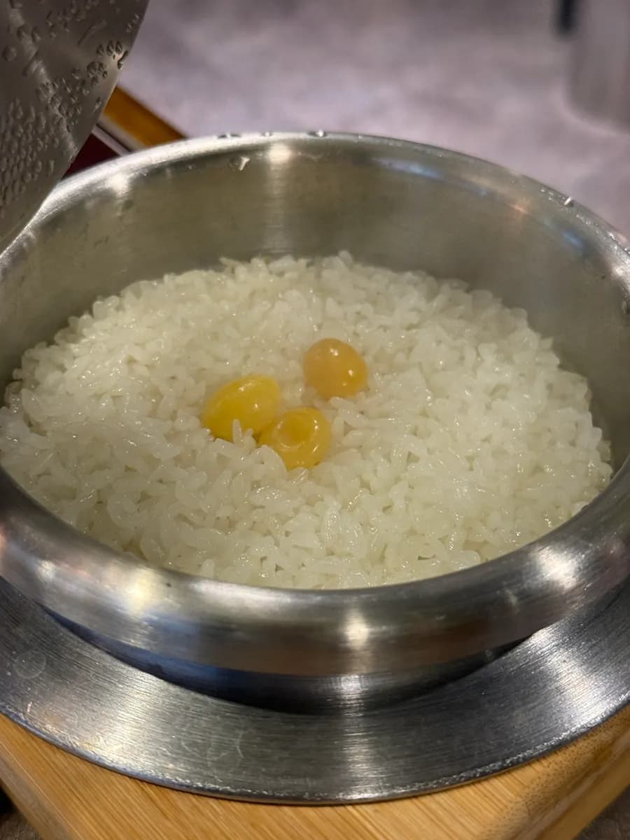 Bagong lutong gamasot rice na inihain para gawing nurungji pagkatapos kumain