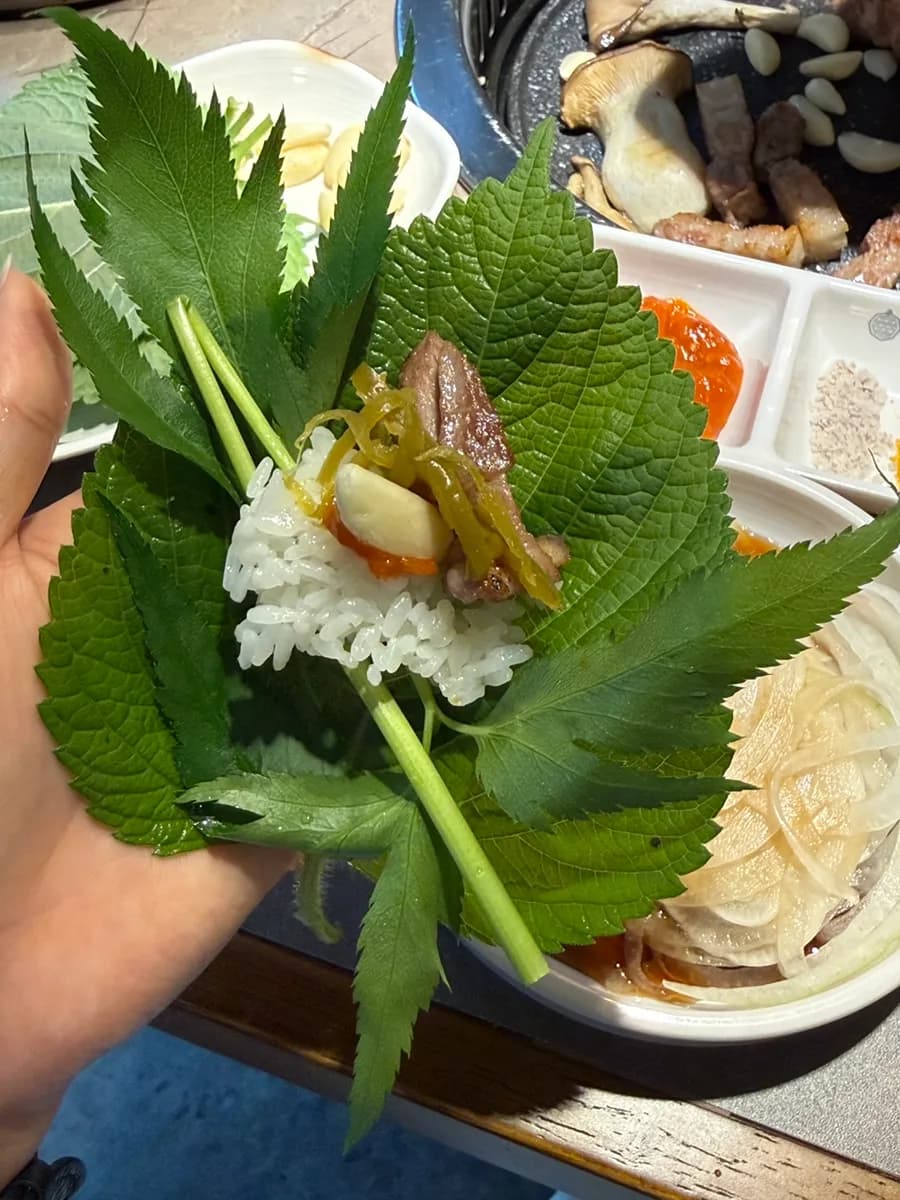 Ssam wraps na may inihaw na baboy, jangajji pickles, bawang at iba’t ibang wrap greens
