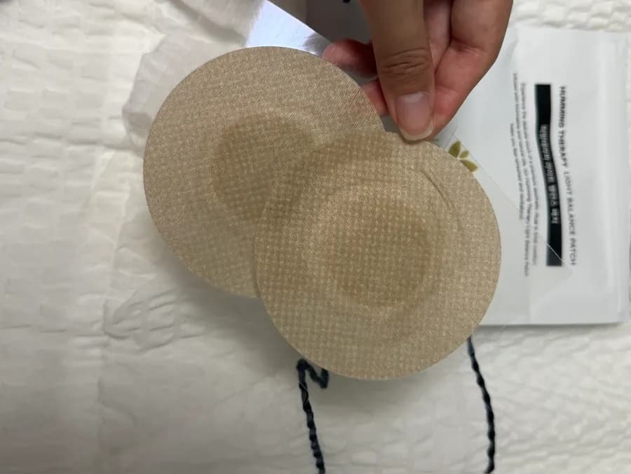 خطوة تطبيق رقعة Humming Therapy بعد نزع الورقة الواقية