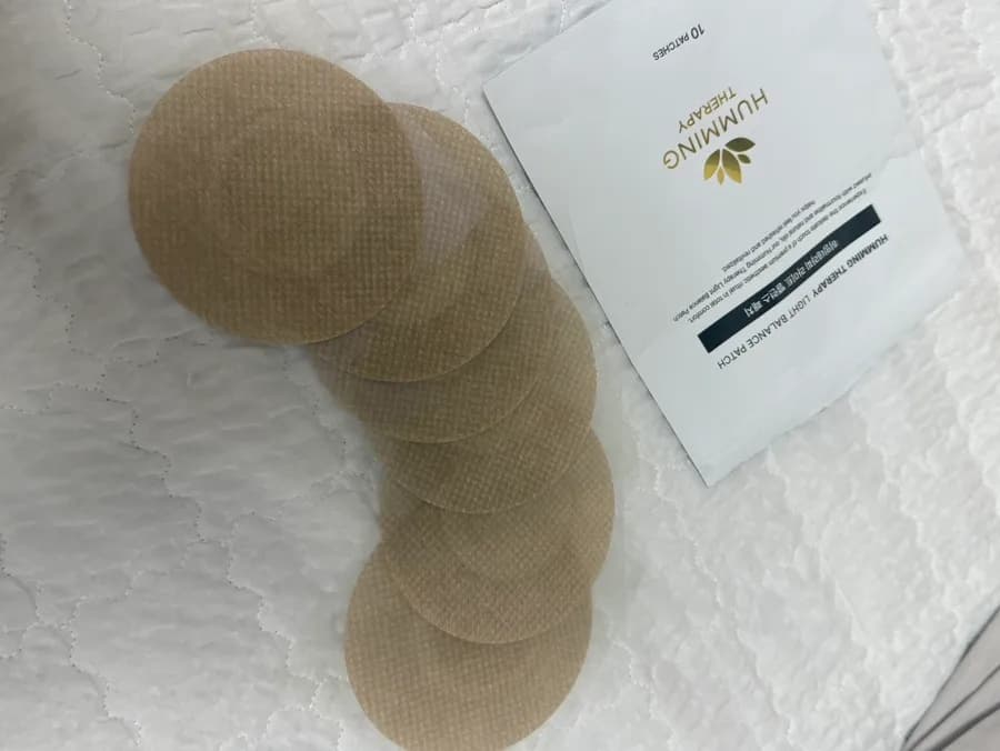 صورة توضح ملمس البشرة وقوة الالتصاق في رقعة Humming Therapy
