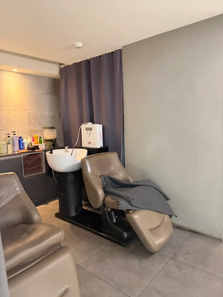 Shampoo room for the hair clinic treatment at AVA Hair Sanbon
