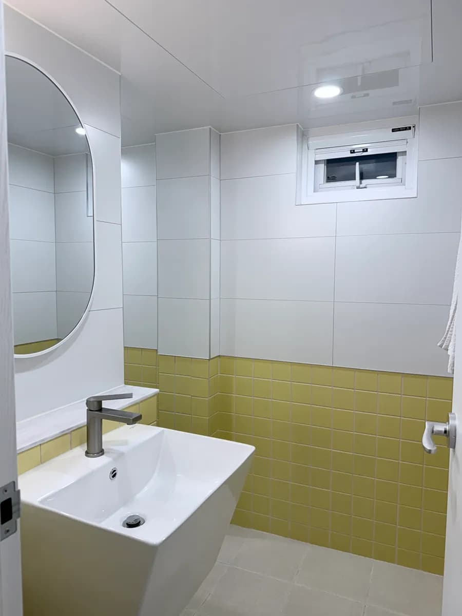 Blue Note Hotel amenities with wireless charger and outlets