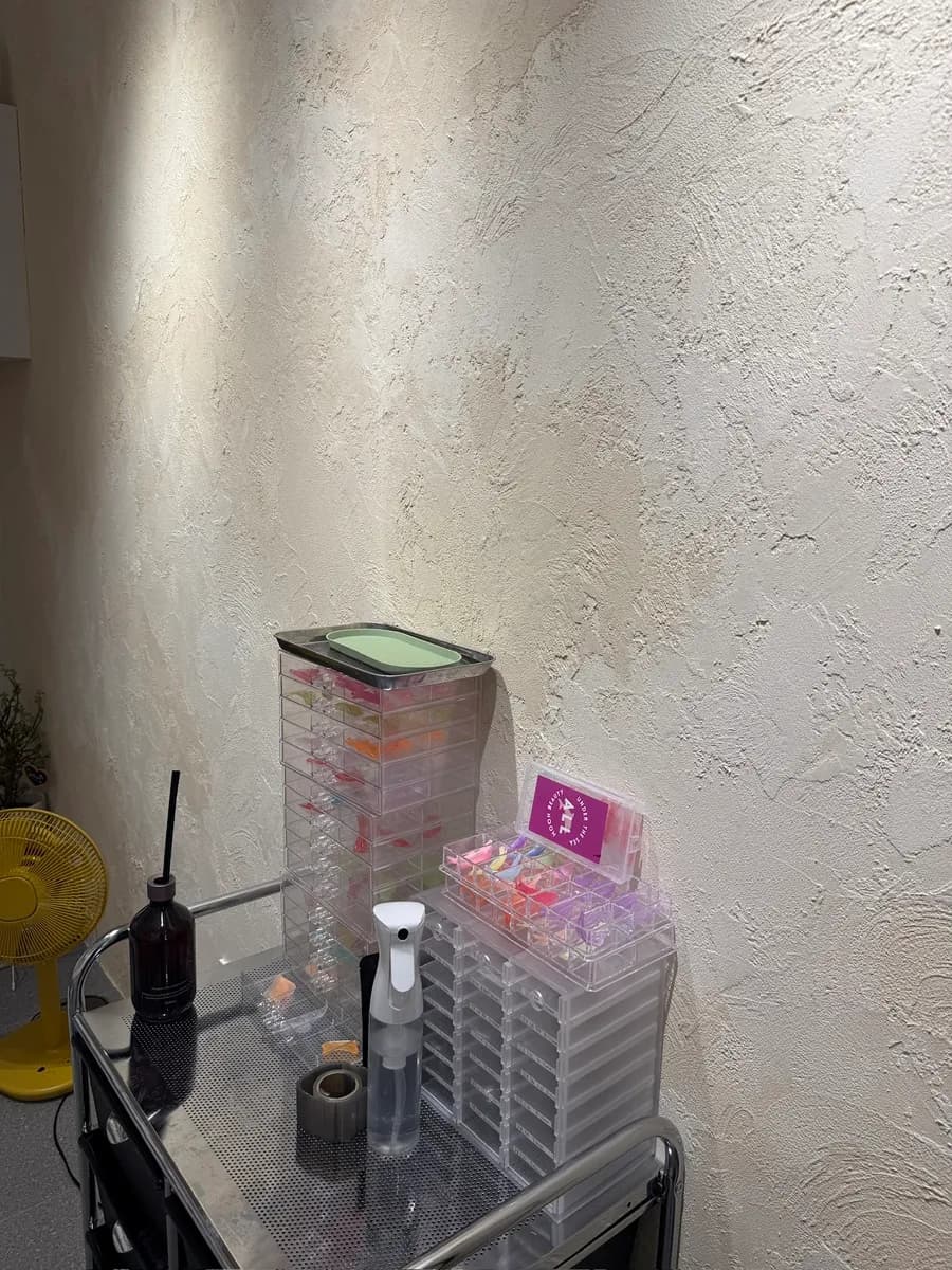 Clean treatment bed setup at Kok Studio