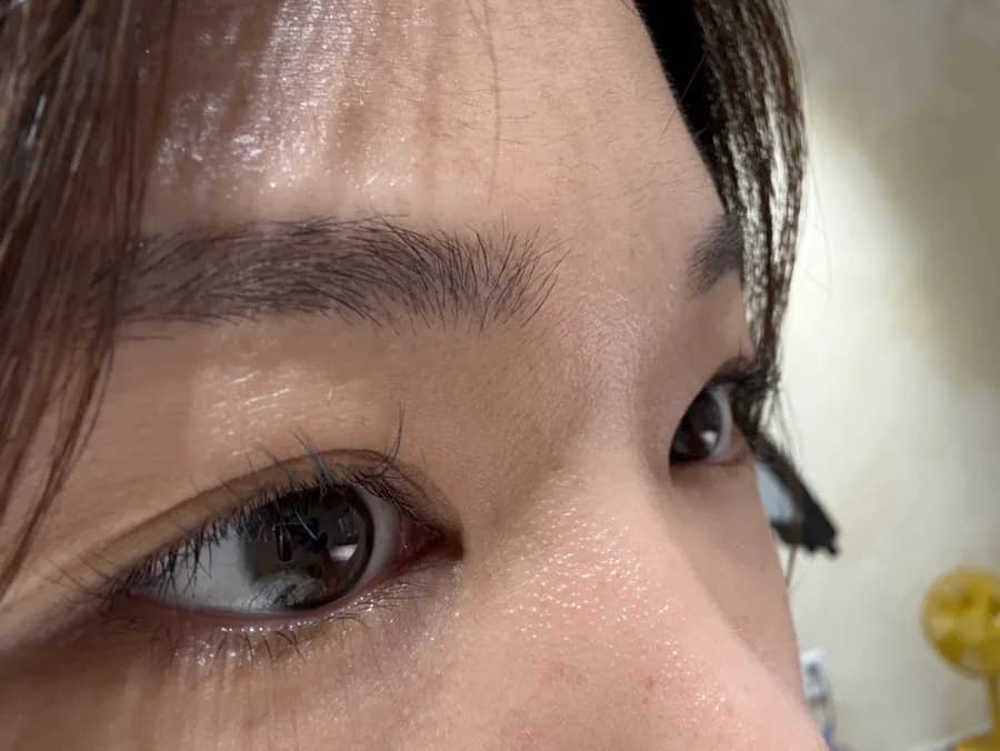 Uneven lashes before a lash perm at Kok Studio