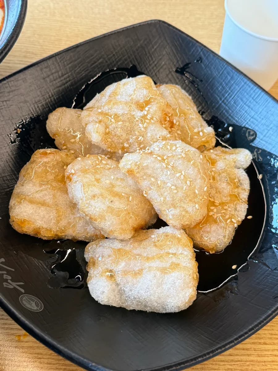マーラータンのスープとコーン麺のクローズアップ