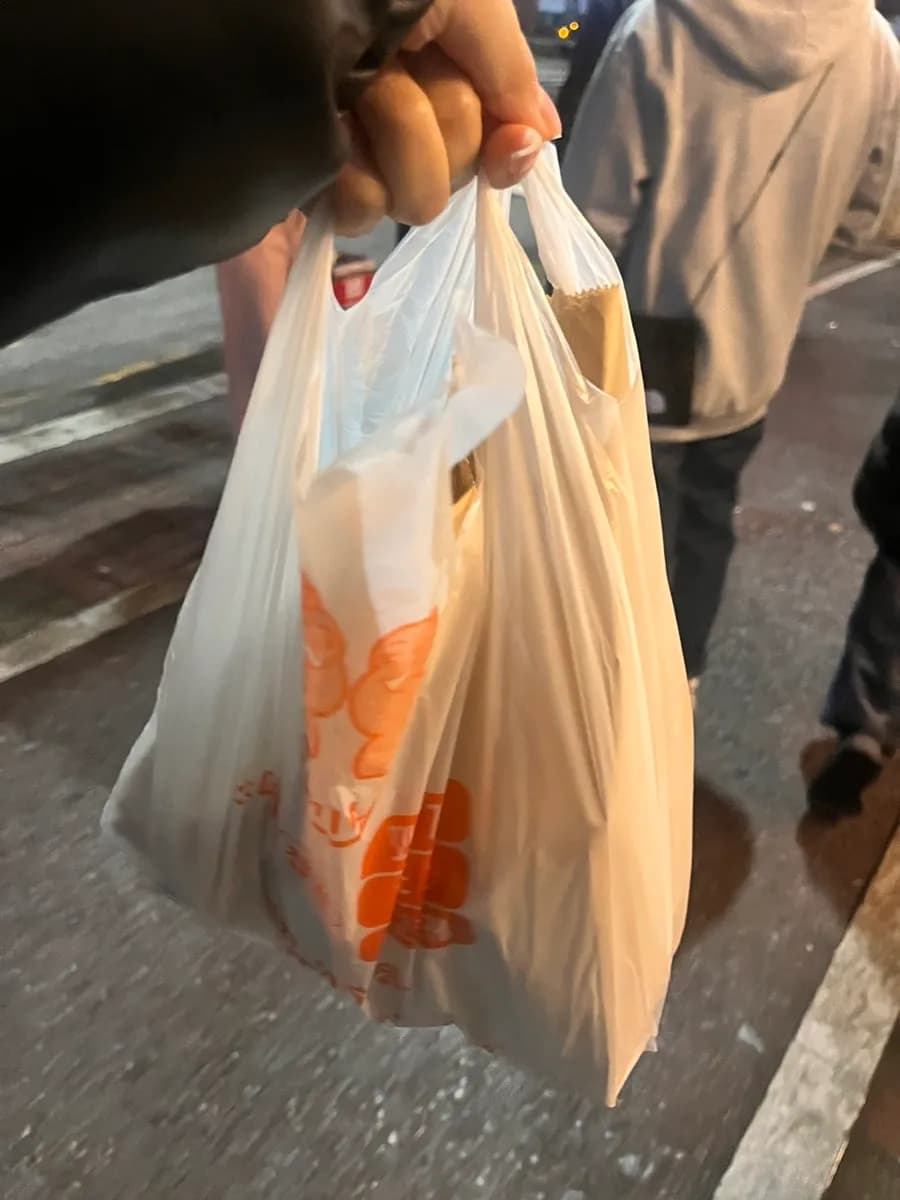 Anyang Seoksu-dong Smile Premium Chapssal Kkwabaegi dengan roti salad, donat, dan topping injeolmi