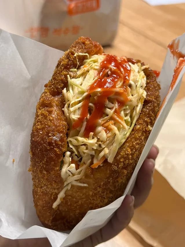 Anyang Seoksu-dong Smile Premium Chapssal Kkwabaegi dengan roti salad, donat, dan topping injeolmi