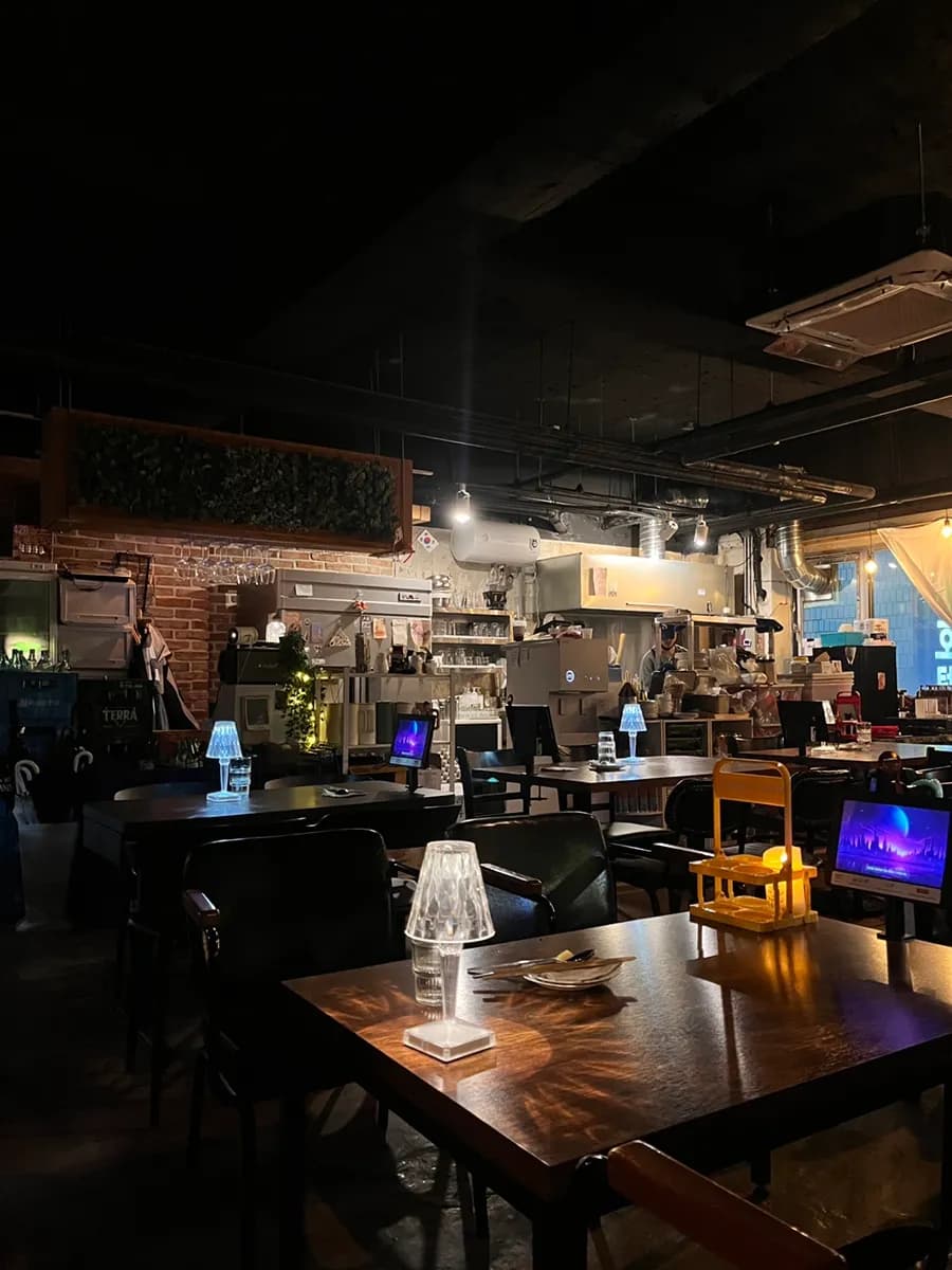 Ansan Jungang-dong; Midam mit vielen Anju und Geburtstagsfeier / Restaurant bei Jungang Station mit starker Atmosphäre
