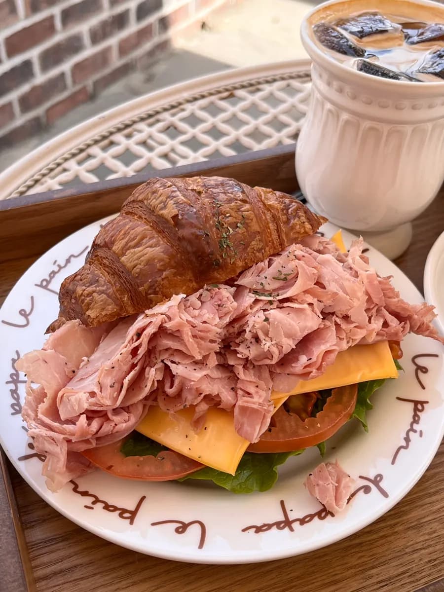 Le Pain de Paris in Haenggung-dong: Croissants, Brunch, Kartoffelsuppe und Sweet-Corn-Eis