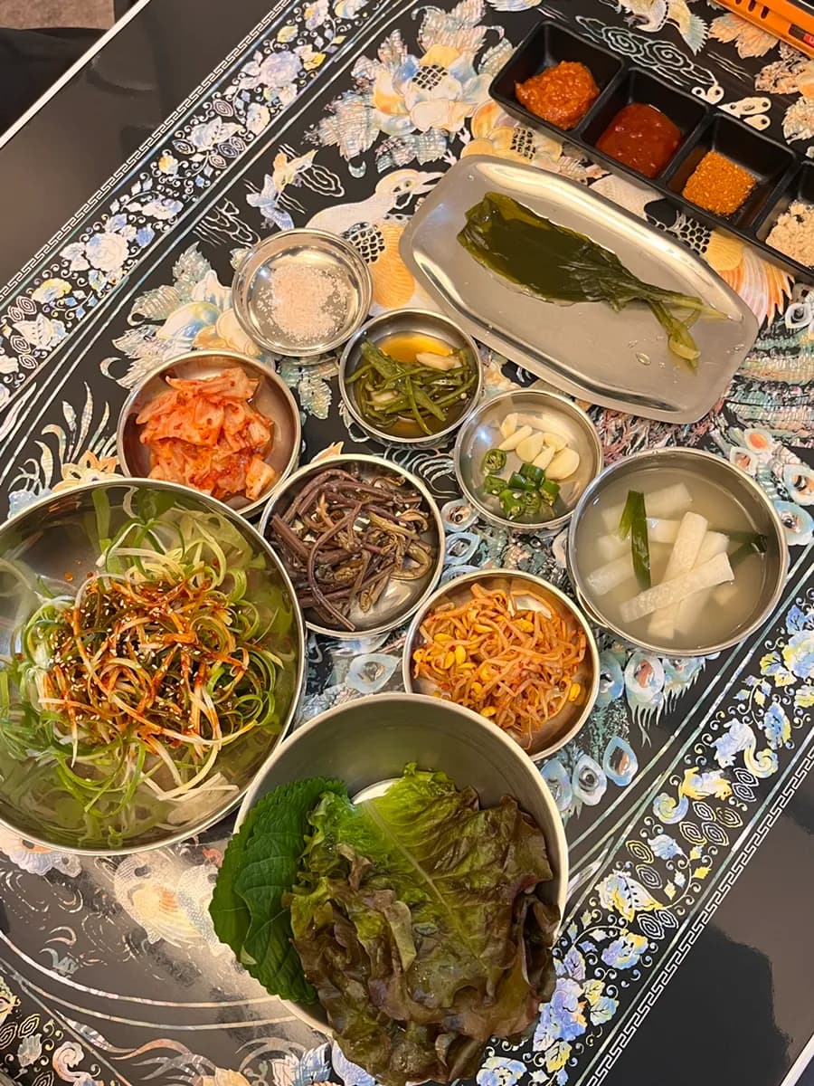 مطعم Gwanghuijeong في Beomgye يقدم naengsam وفيراً وsamgyeopsal