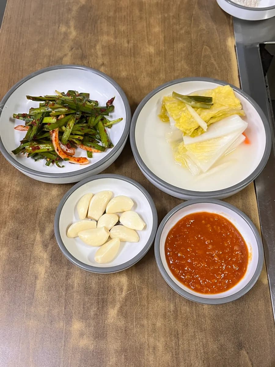 Cheonggyesan附近的 Cheonggye Orimaeul 鴨肉炭火旋轉烤肉