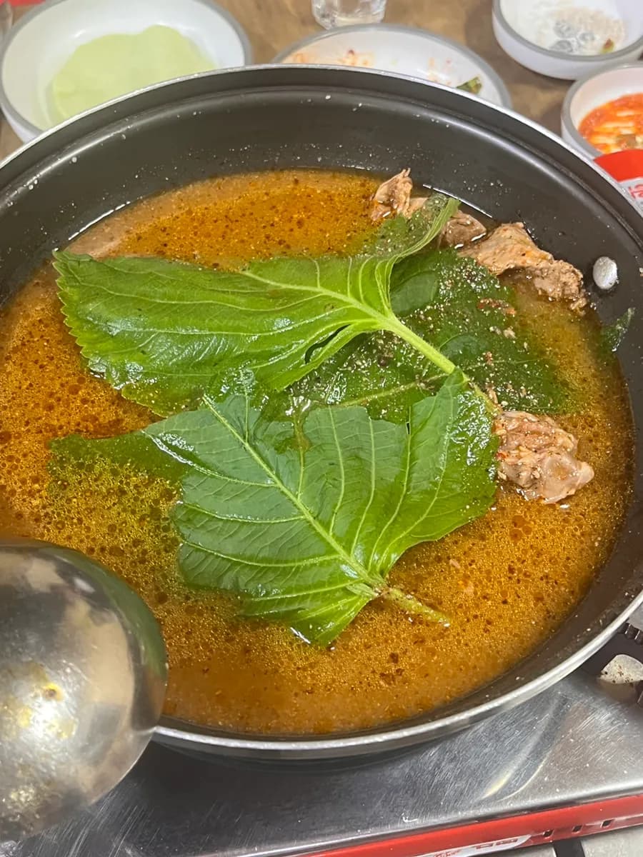 Cheonggyesan附近的 Cheonggye Orimaeul 鴨肉炭火旋轉烤肉