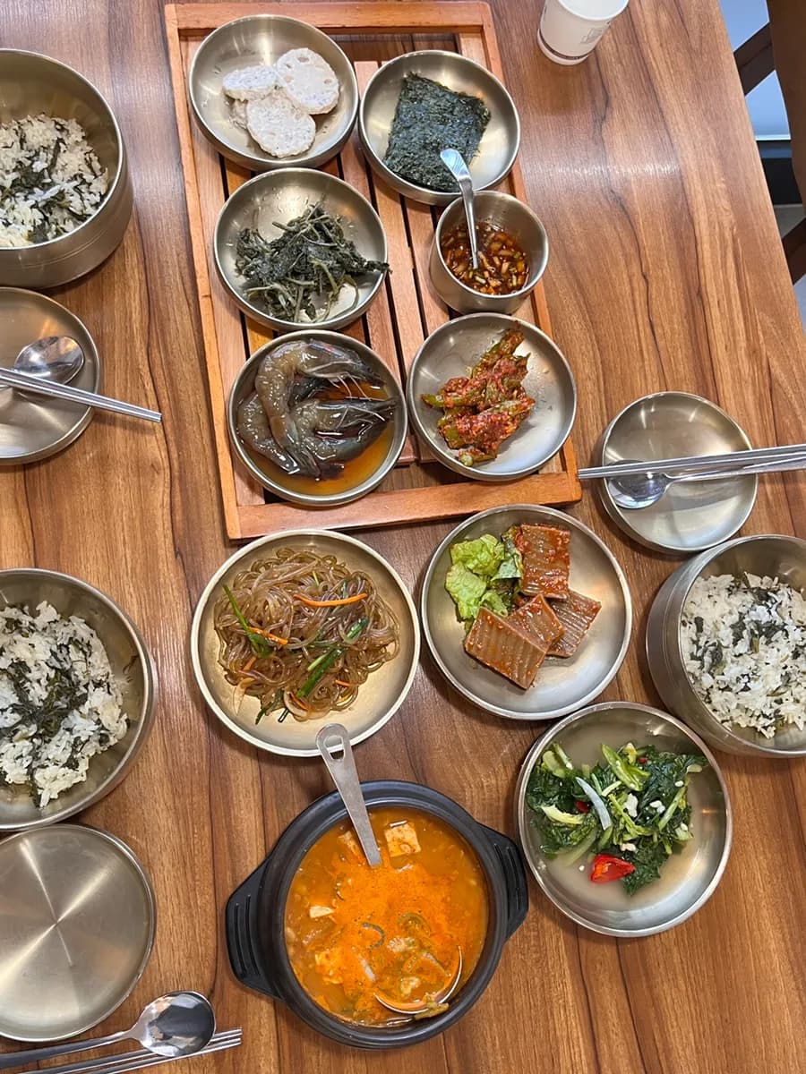 مطعم كوري قرب Baegun Lake: «Owol-ui Gondre» مع cheonggukjang غني ومائدة كاملة