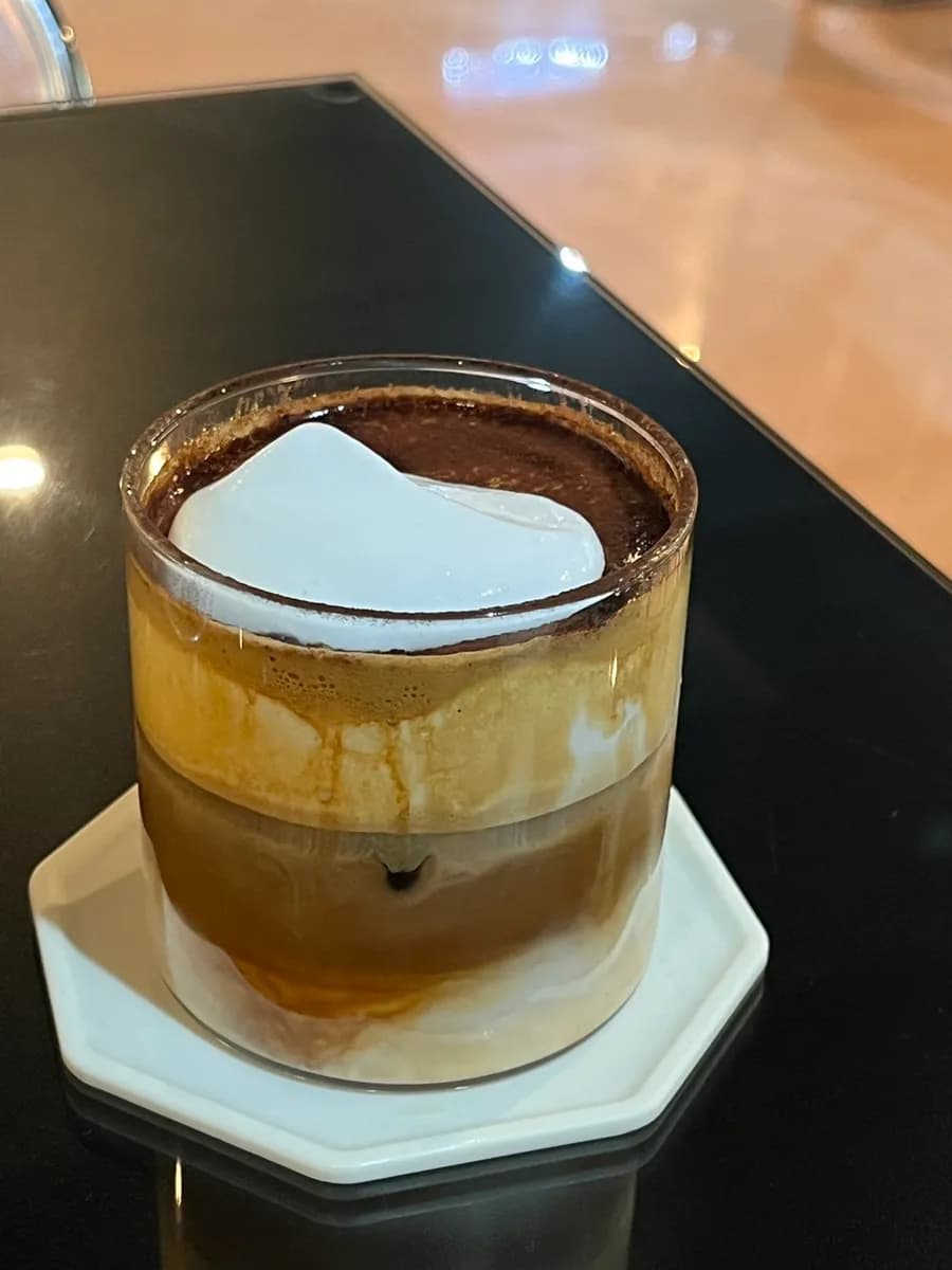 Beomgye cafe B. Rosace Birosas, date recommendation, black vibe at hip na atmosphere / nectarine smoothie, naging smoothie ng buhay