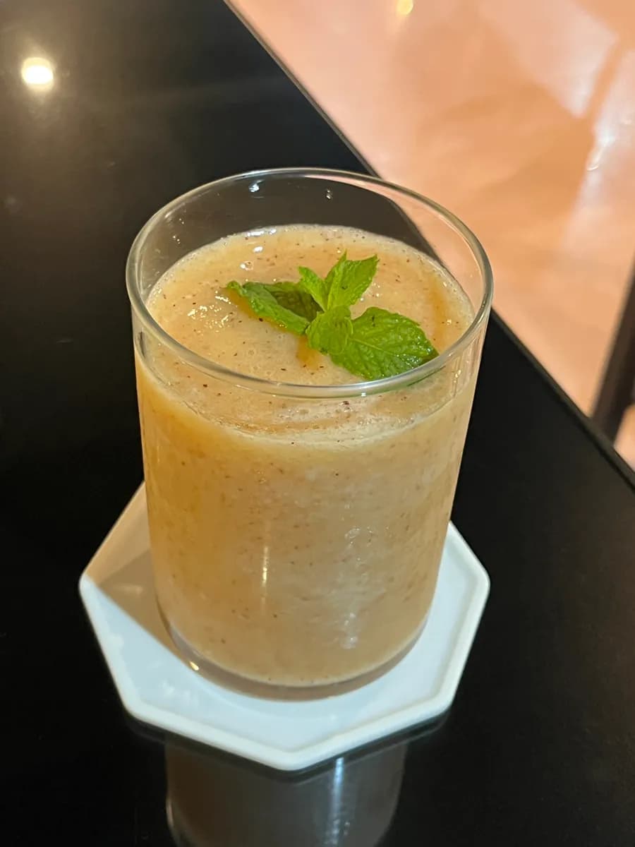 Beomgye cafe B. Rosace Birosas, date recommendation, black vibe at hip na atmosphere / nectarine smoothie, naging smoothie ng buhay