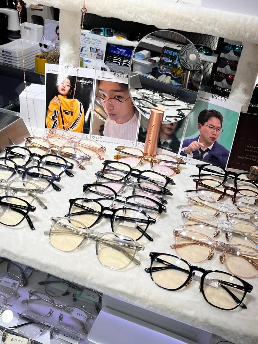 Rekomendasi kacamata yang cocok dengan wajah di Malgeunnun Optical Wolpi / banyak jenis dan trendi