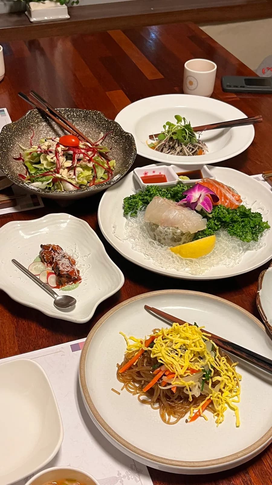 Repas coréen chez Hansongjeong à Pyeongchon, avec salle intérieure et plats pour un repas en famille