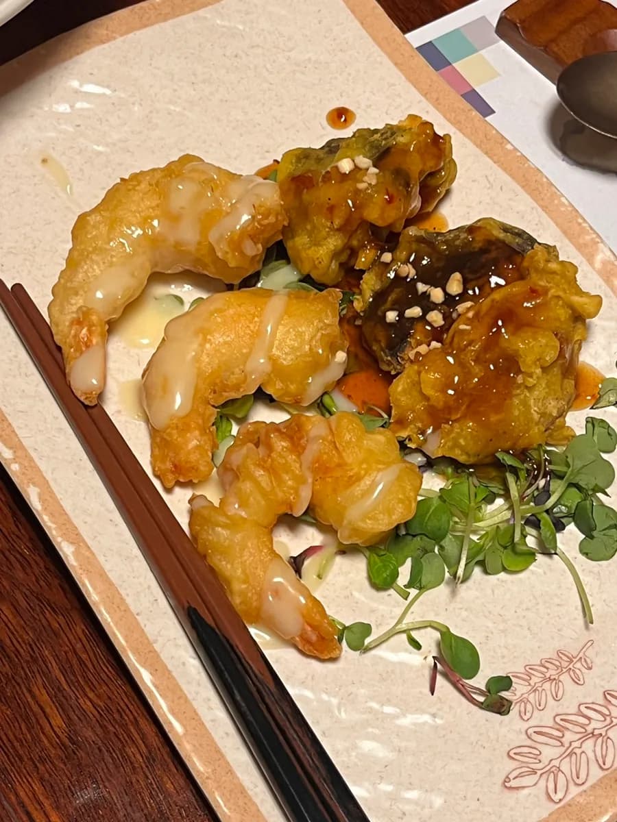 Repas coréen chez Hansongjeong à Pyeongchon, avec salle intérieure et plats pour un repas en famille