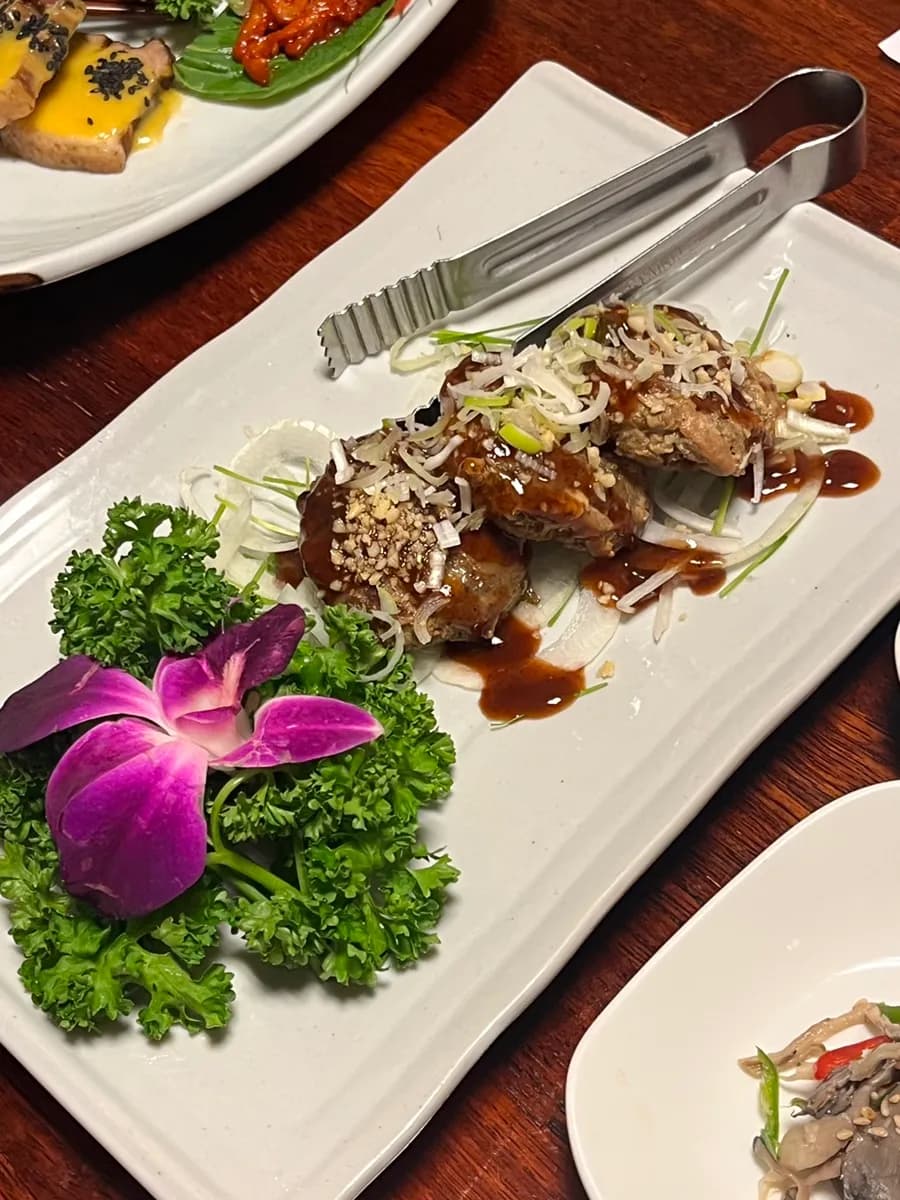 Repas coréen chez Hansongjeong à Pyeongchon, avec salle intérieure et plats pour un repas en famille