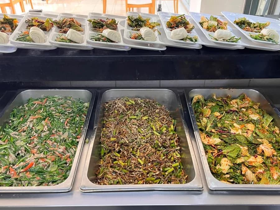 Dulang hidangan hospital bersalin Korea dengan japchae kucai, bun bunga dan lauk sampingan