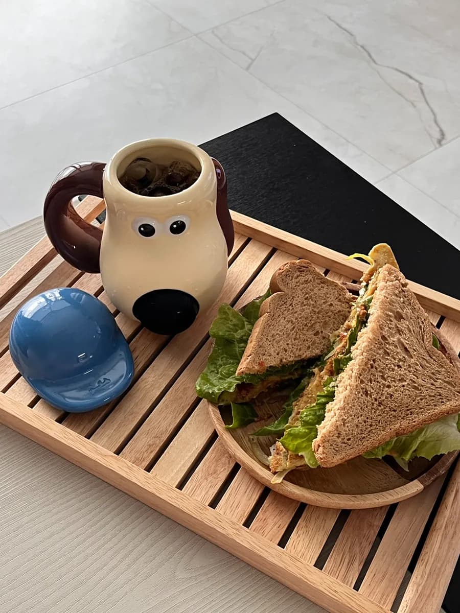Kopi dituangkan ke dalam mug Gromit bersama sarapan