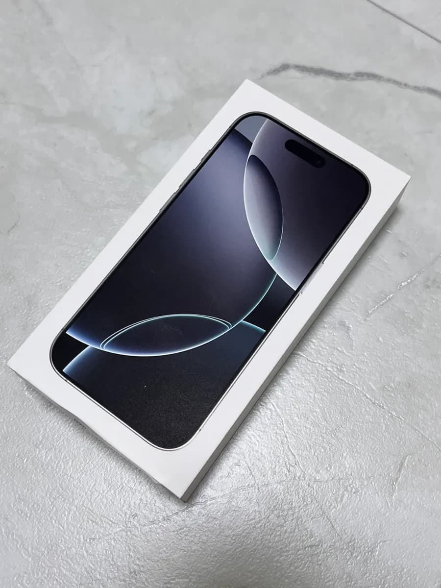 Vista frontal o trasera del iPhone 16 Pro White Titanium