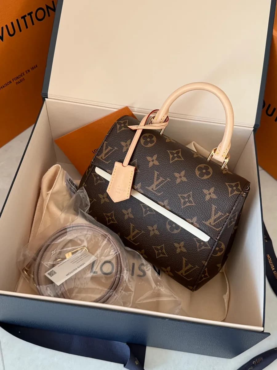 Kemasan holiday Louis Vuitton dengan Cluny Mini dan card holder