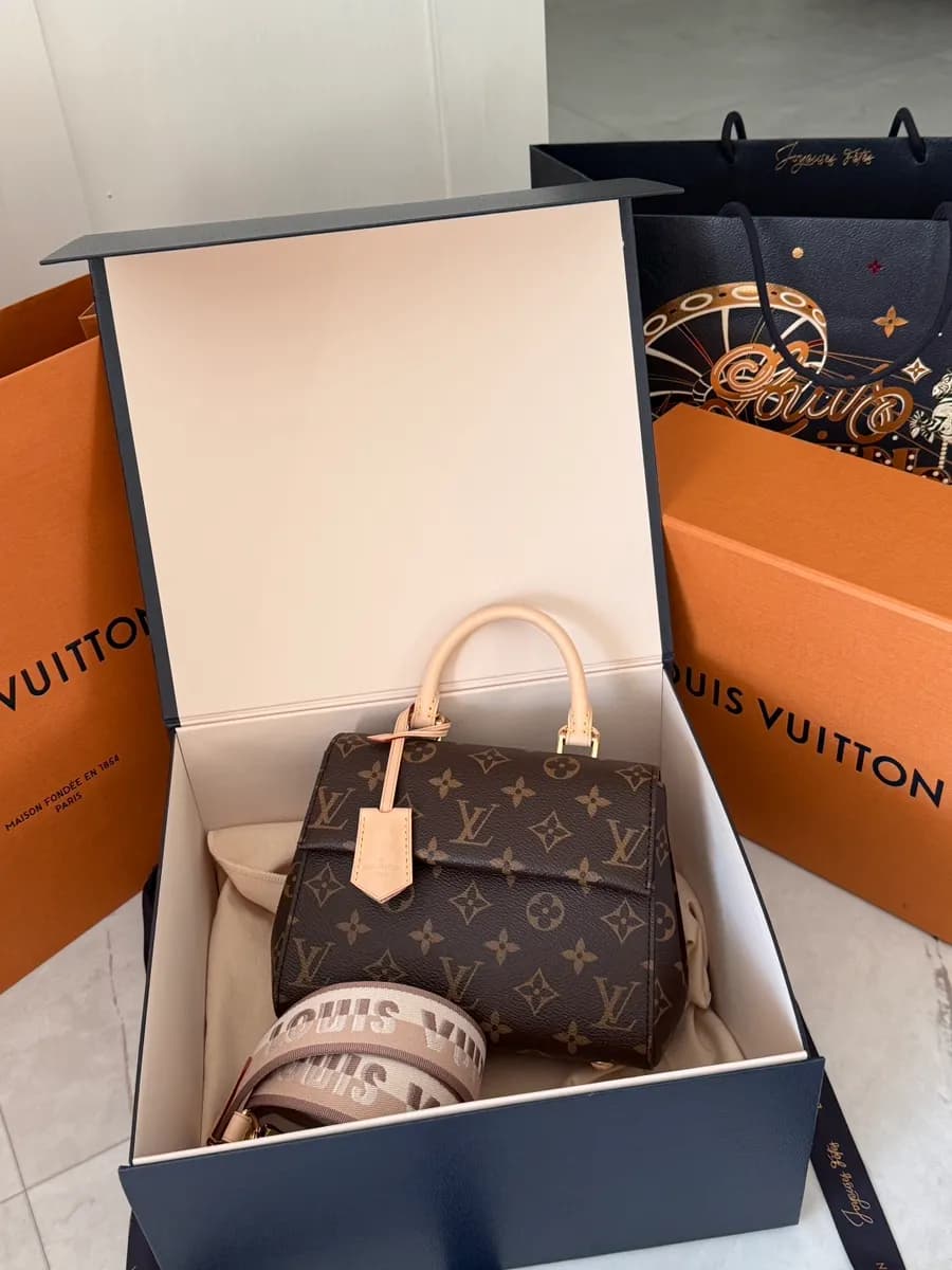 Kemasan holiday Louis Vuitton dengan Cluny Mini dan card holder