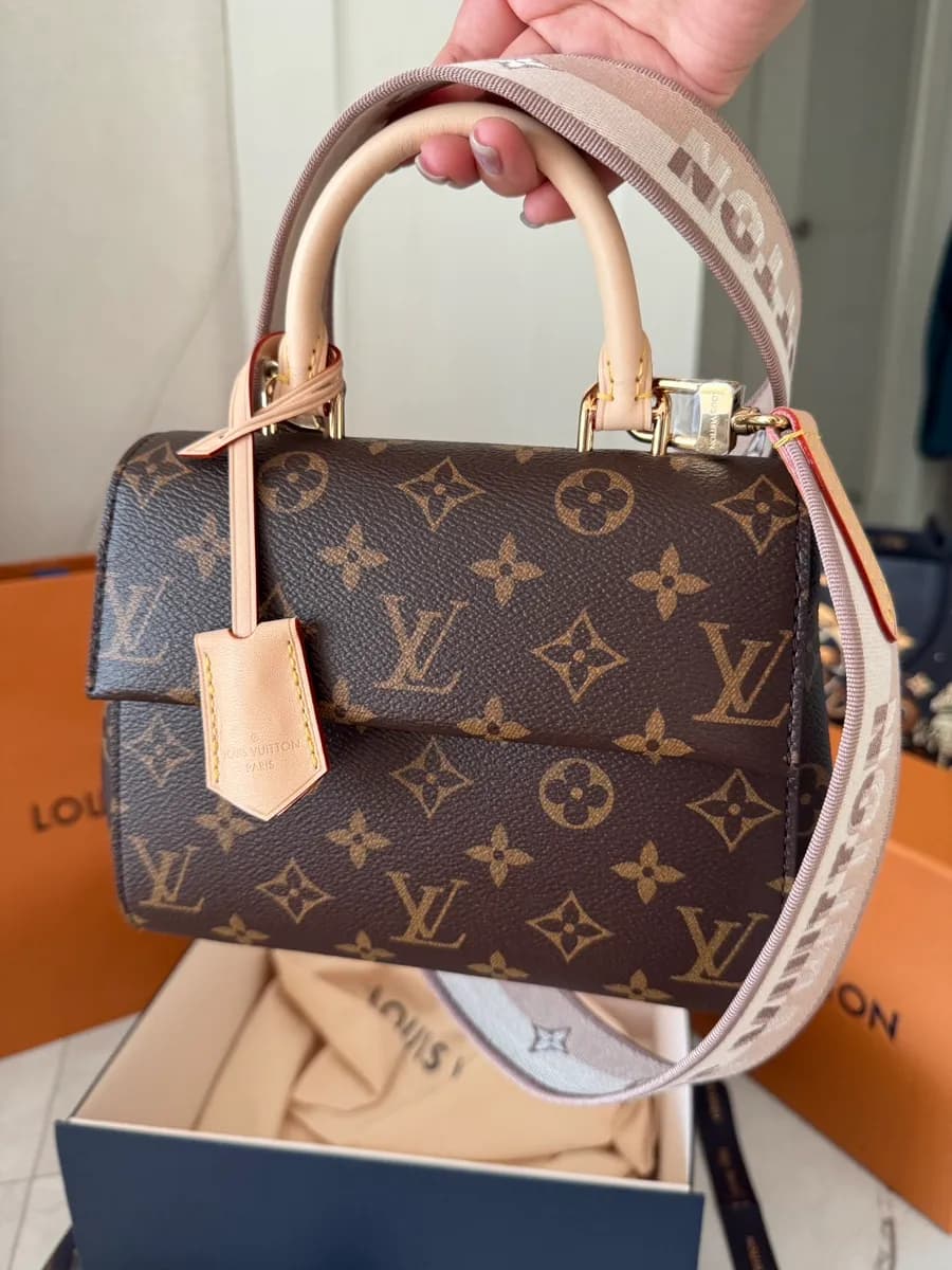 Kemasan holiday Louis Vuitton dengan Cluny Mini dan card holder