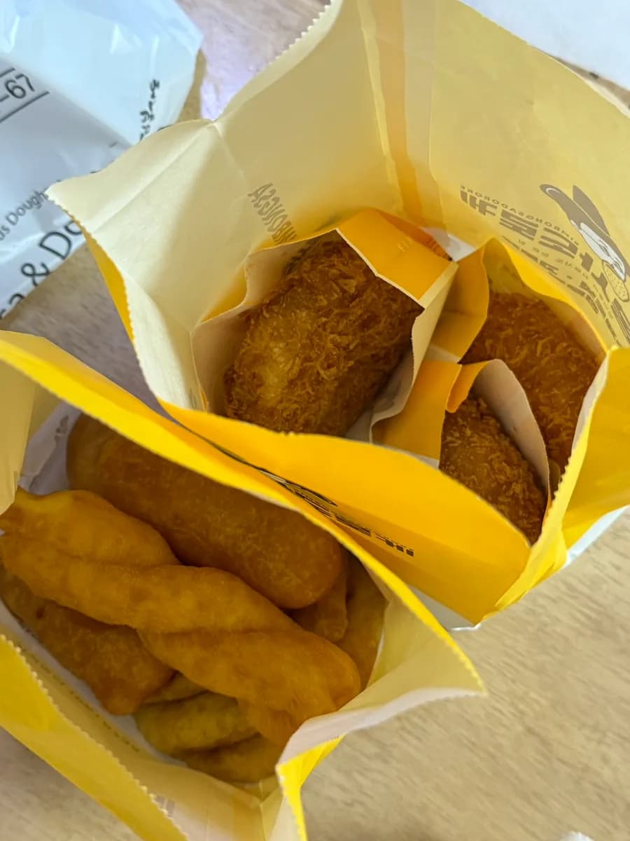 Croquettes artisanales et donuts torsadés de Simbongsadoroke à Bakdal-dong