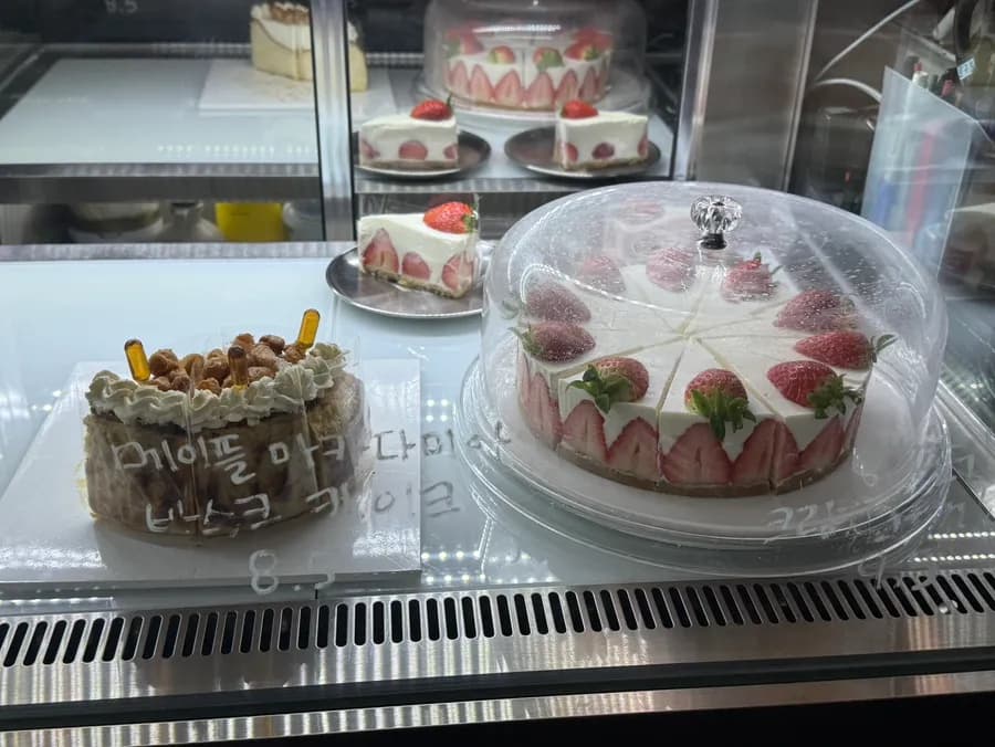 Helmut Coffee Roasters large cafe review near Sadang Station photo 4