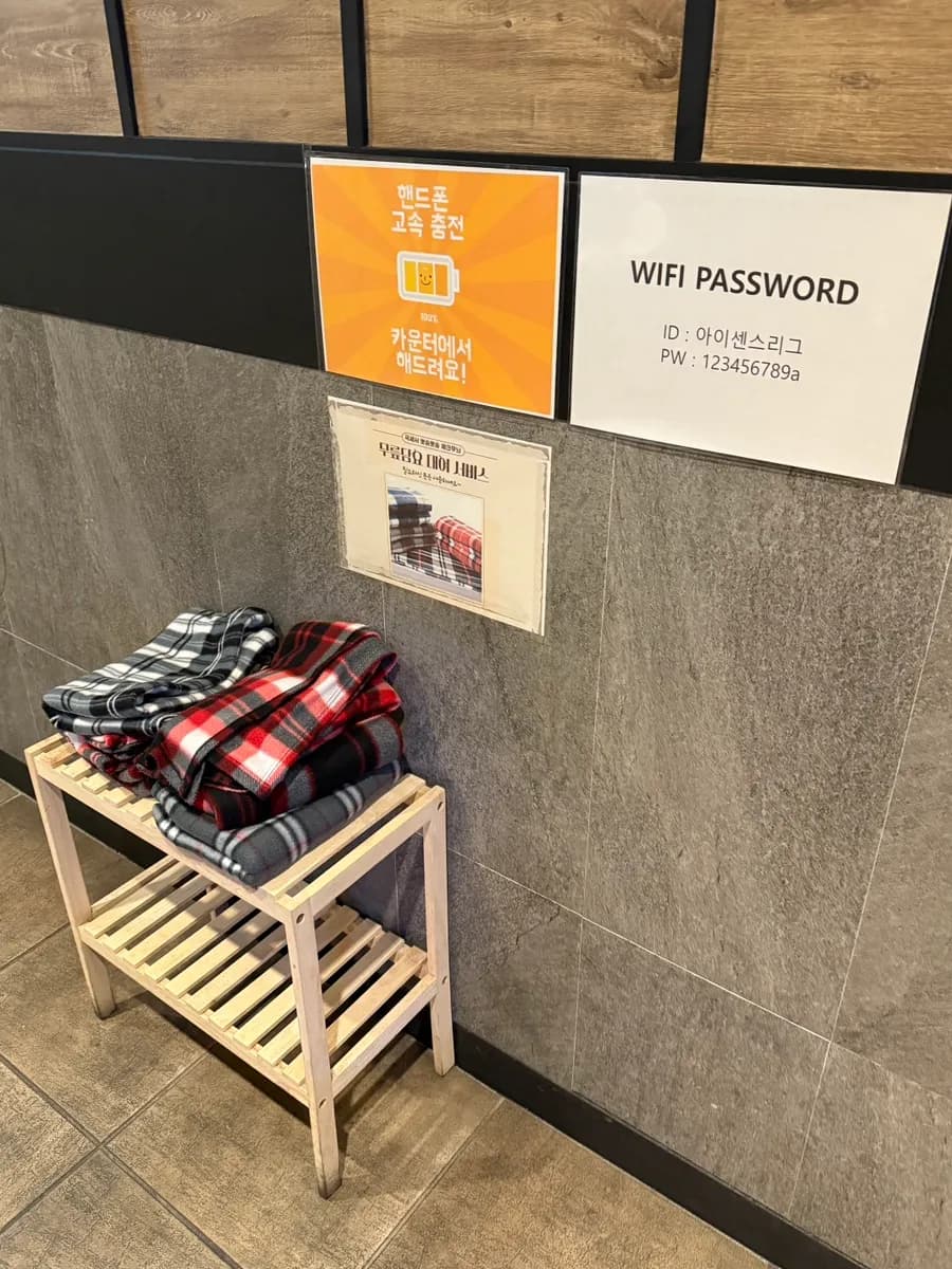 I-Sense League PC Bang Stesen Anyang dengan tempat duduk permainan bersih dan makanan PC bang