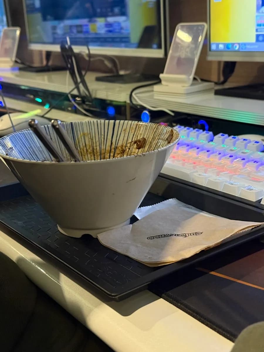 I-Sense League PC Bang Stesen Anyang dengan tempat duduk permainan bersih dan makanan PC bang