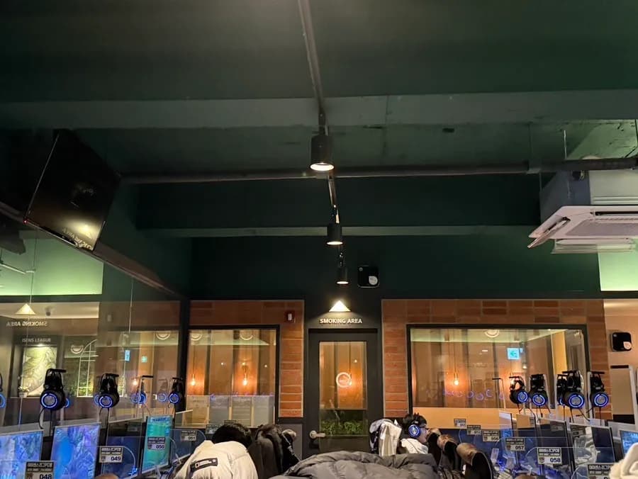 I-Sense League PC Bang Stesen Anyang dengan tempat duduk permainan bersih dan makanan PC bang
