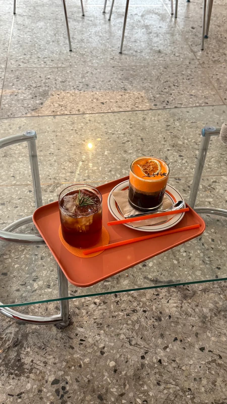 VGG Cafe in Jamsil mit Basque Cheesecake und orangefarbenem Interior