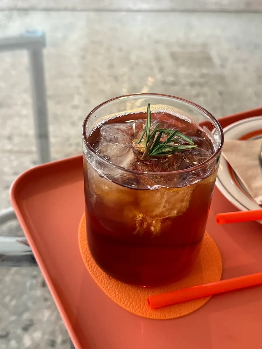 VGG Cafe in Jamsil mit Basque Cheesecake und orangefarbenem Interior