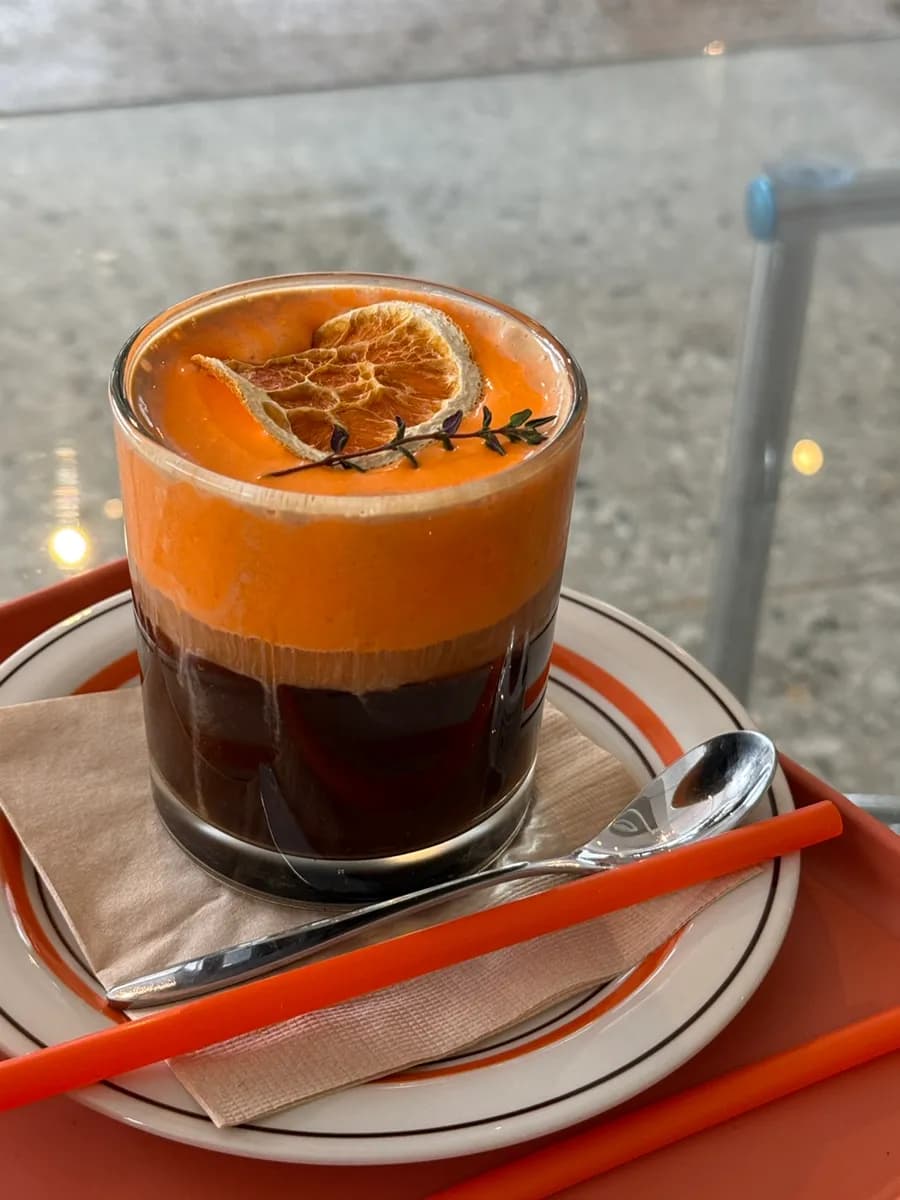 VGG Cafe in Jamsil mit Basque Cheesecake und orangefarbenem Interior