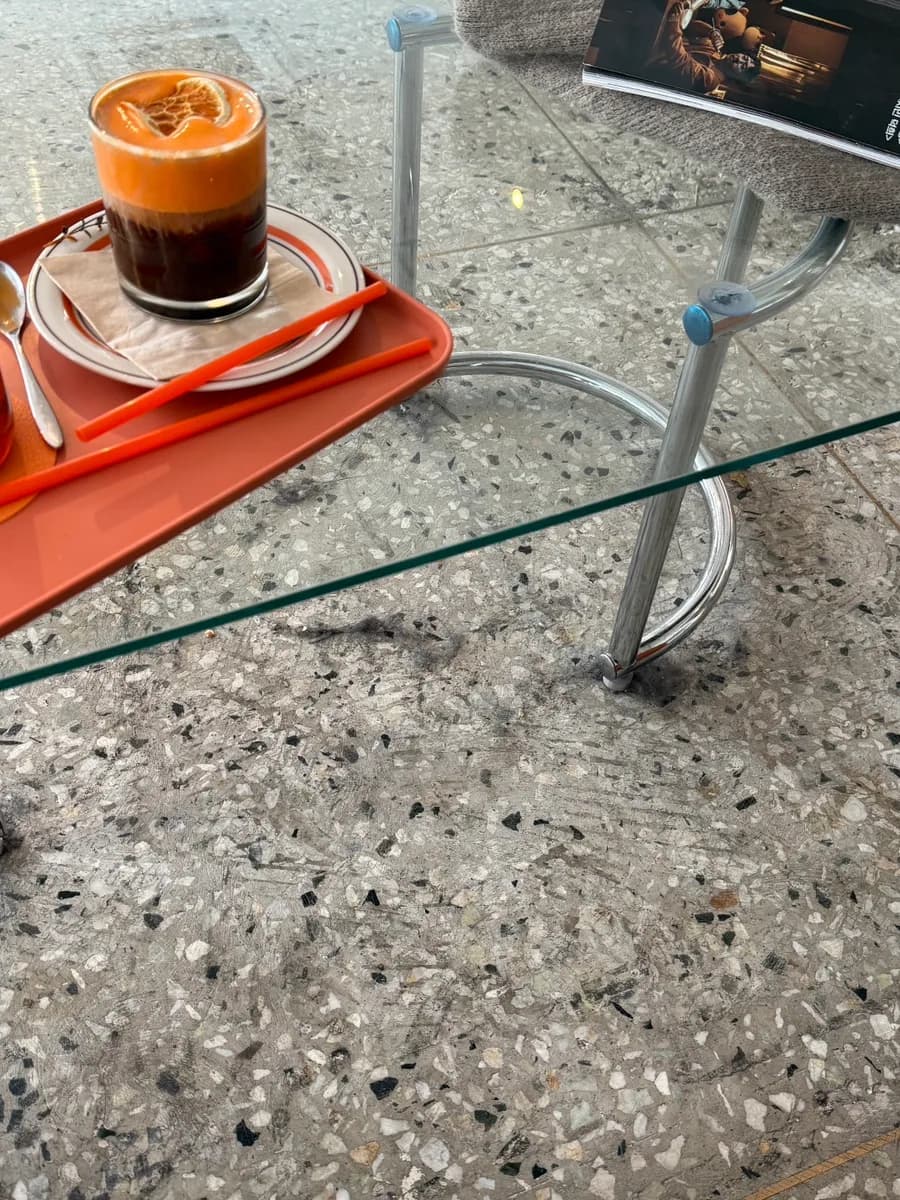 VGG Cafe in Jamsil mit Basque Cheesecake und orangefarbenem Interior