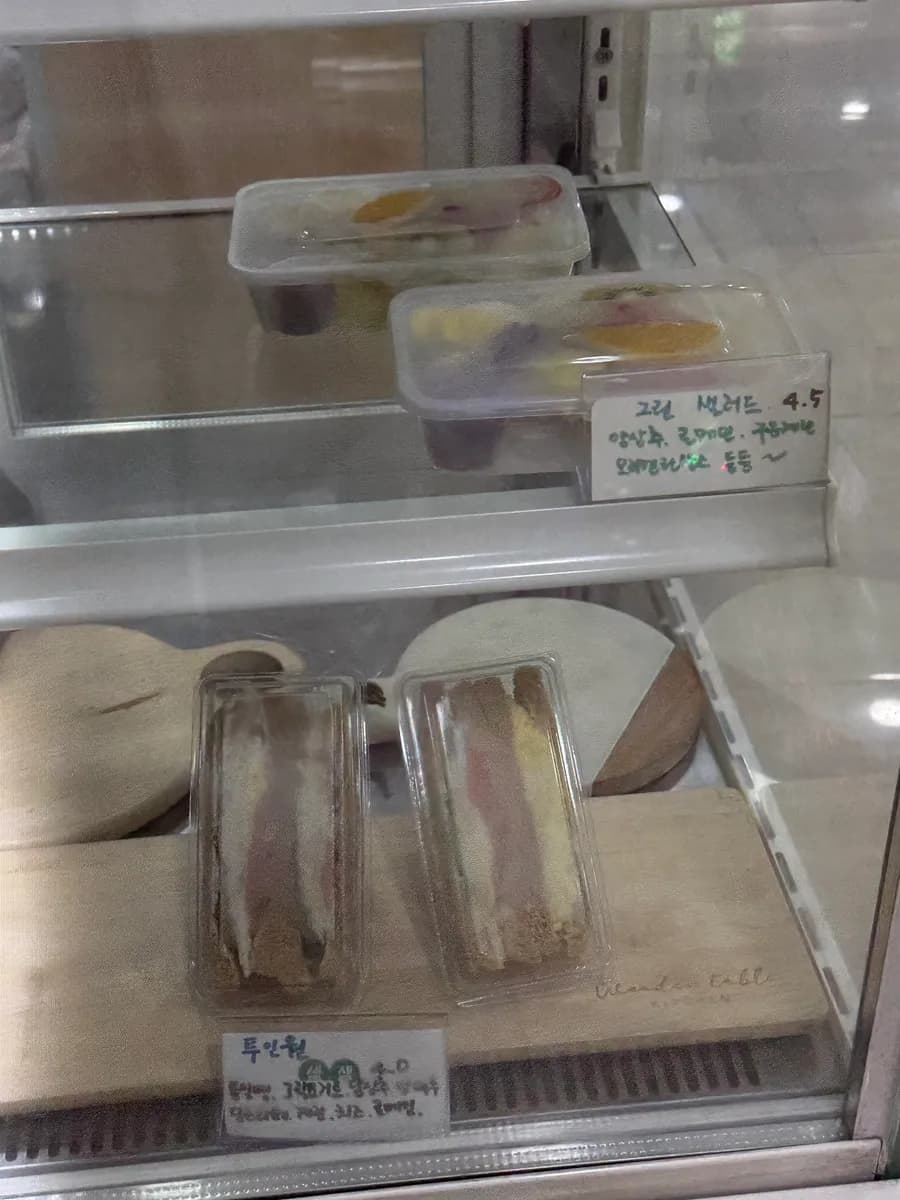 Салаты и сэндвичи в Dajeong Gimbap