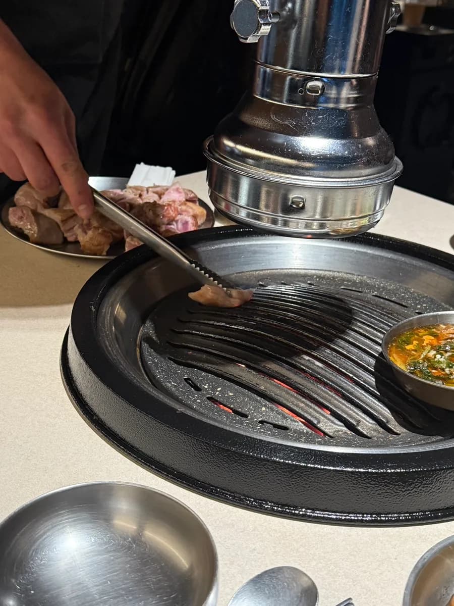 Yeolmu kimchi diletakkan di panggangan sebelum daging