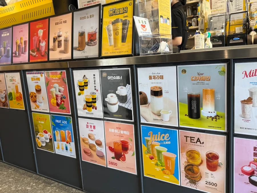 Pilihan dessert di cabang Compose Coffee Anyang Samdeok Park