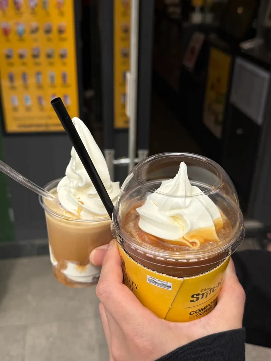 Dessert dan minuman Compose Coffee sebelum memesan menu es krim