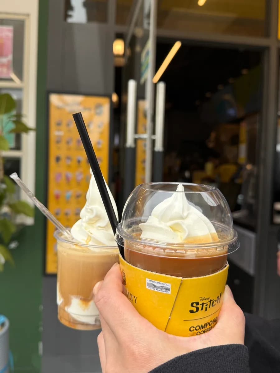 Ice cream latte dan affogato yang dipesan di Compose Coffee dengan es krim Sangha Farm