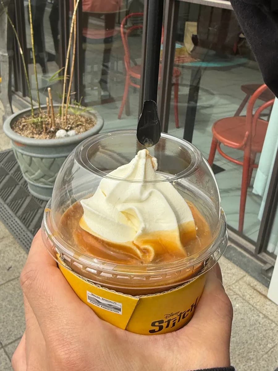 Affogato disajikan dalam dessert cup tanpa cup holder di Compose Coffee