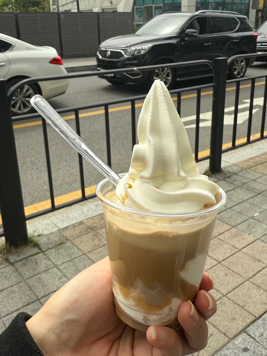 Ice cream latte Compose Coffee dengan spoon-straw dan mulut cup yang lebar