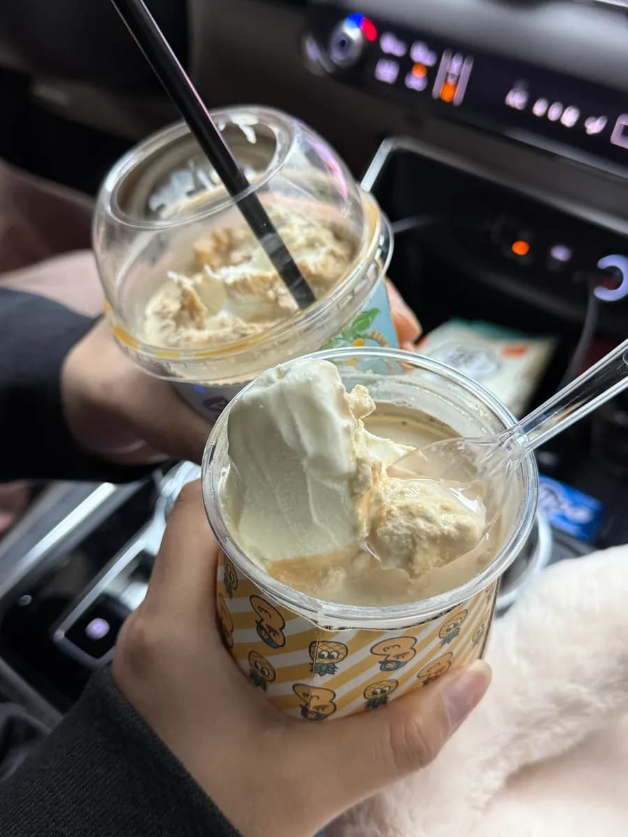 Tips memakai cup holder terbalik untuk memegang dessert cup yang dingin