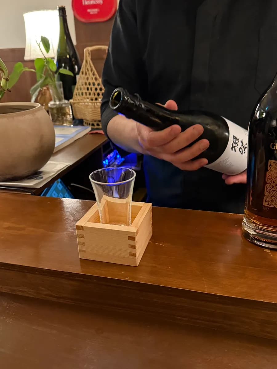 Bulcheol 單杯供應的 Dassai Blue 50 清酒