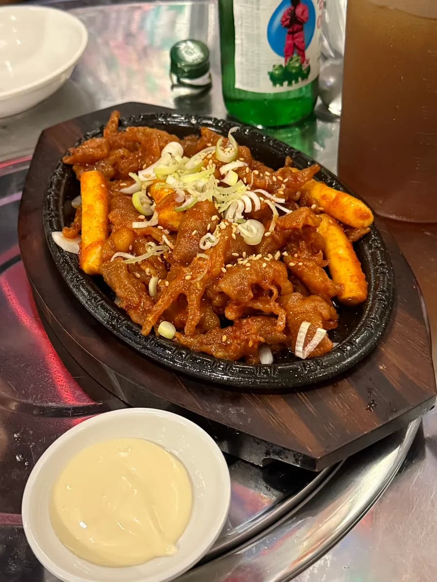 Bacon-Kimchi-Jeon und knochenlose Hühnerfüße mit Saucen bei Hansabal Pocha