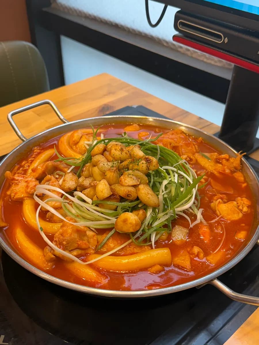 Garlic Pong Dak tteokbokki with chicken thigh meat and whole garlic